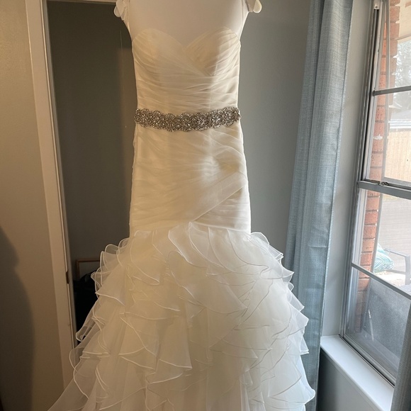 Vera Wang Mermaid Style Wedding Dress - Picture 5 of 7